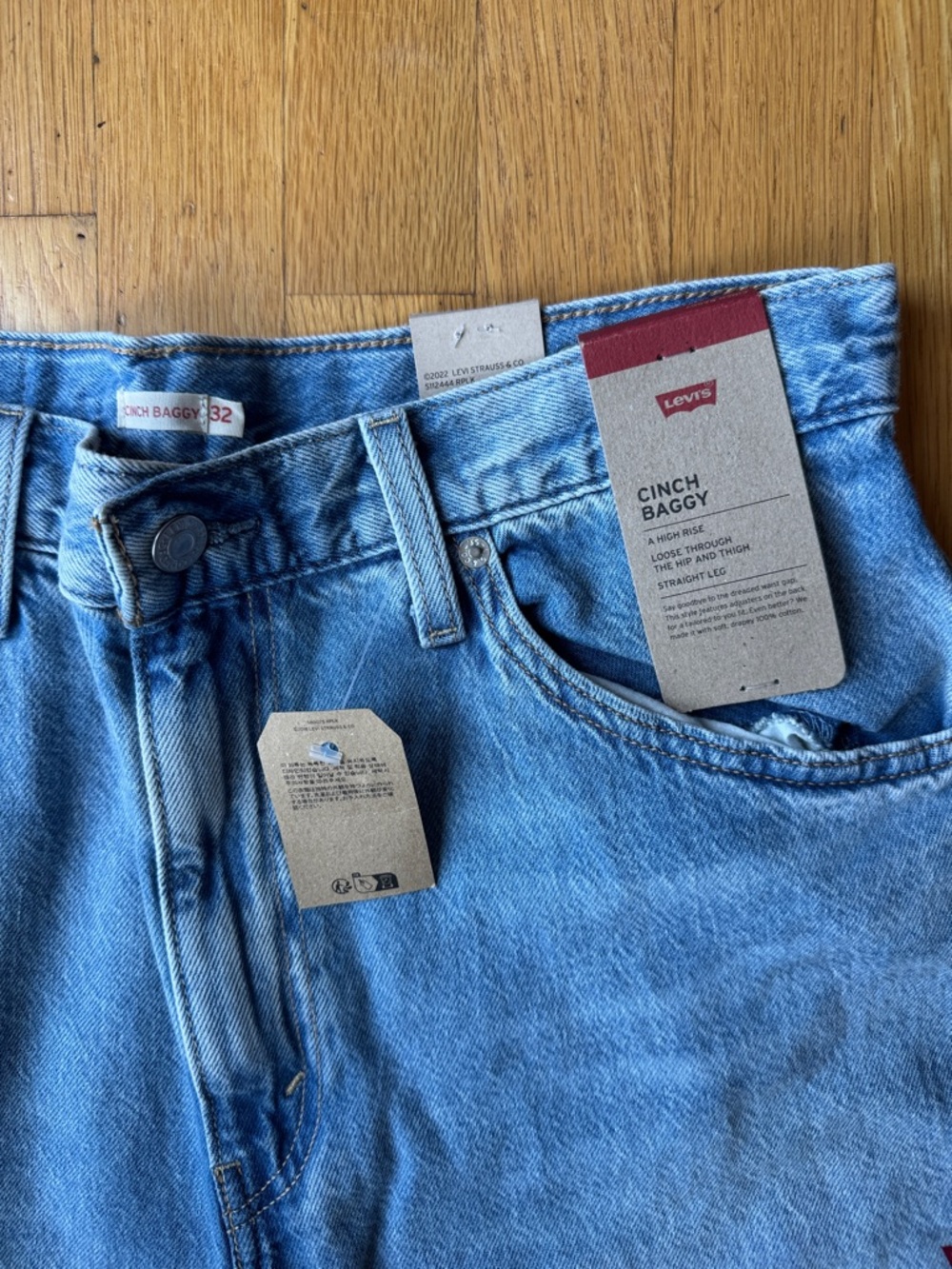 Levi's Women's Cinch Baggy Jeans - Picture 2 of 6